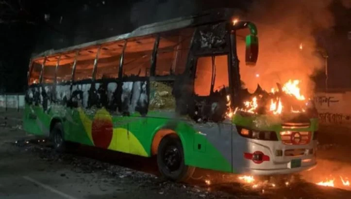 রাজধানীতে মধ্যরাতে ৩ বাসে আগুন, পুড়েছে প্রাইভেটকারও